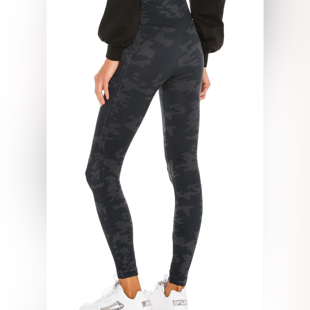 Spanx LOOK AT ME NOW Seamless Leggings Womens Sz Small Black Camo NWOT FL3515